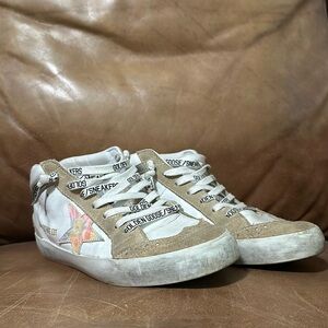 Golden Goose sneakers! Wing tipped in beige suede!